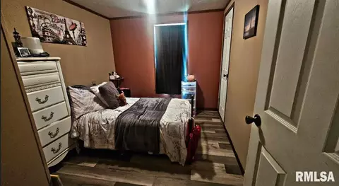 426 Moore St, Benton, IL 62812 photo 7