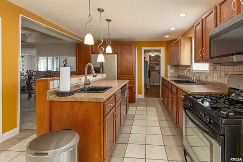 1111 E Main St, Marion, IL 62959 photo 11