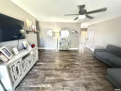 616 Nancy Dr, Centralia, IL 62801 photo 2