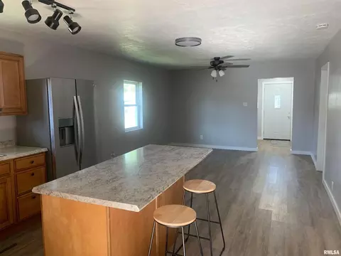 202 N 7th St, Benton, IL 62812 photo 8