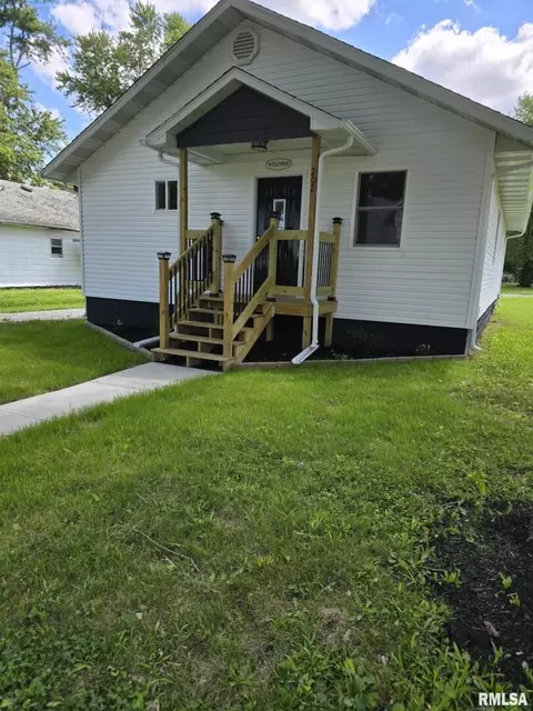 202 N 7th St, Benton, IL 62812 photo 2