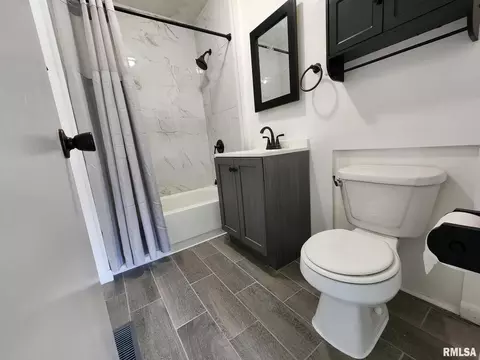 709 S Thomas St, Christopher, IL 62822 photo 12
