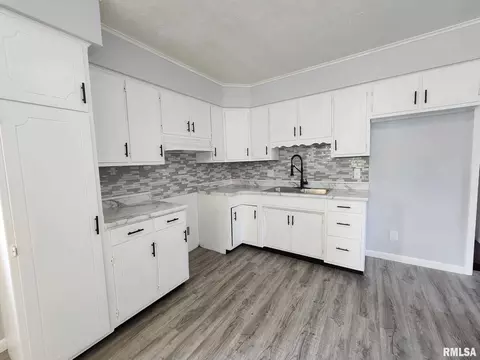 709 S Thomas St, Christopher, IL 62822 photo 9