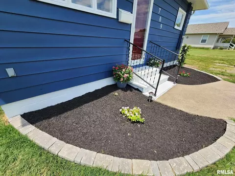709 S Thomas St, Christopher, IL 62822 photo 3