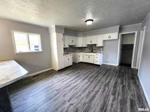 709 S Thomas St, Christopher, IL 62822 photo 8