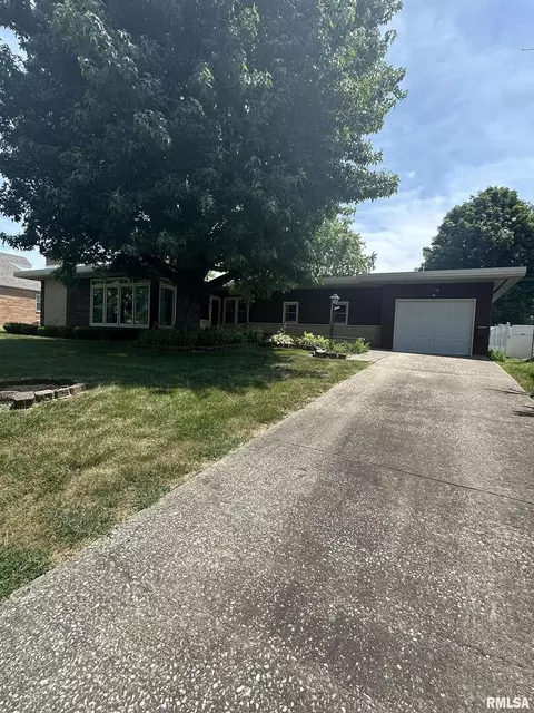108 S Beaucoup St, Pinckneyville, IL 62274