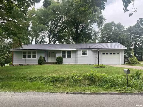 307 S Washington St, Kinmundy, IL 62854