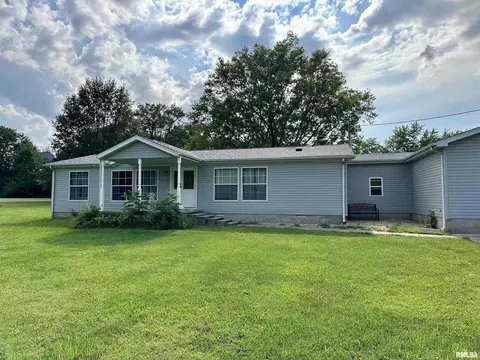 403 S Salem St, Kinmundy, IL 62854