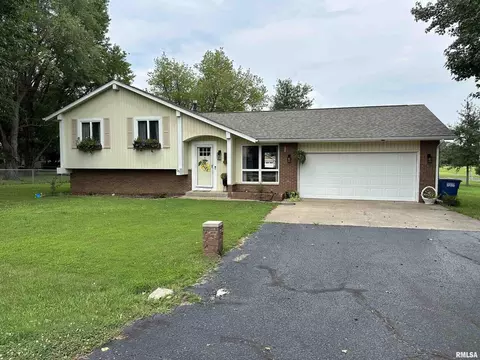 725 Palace Dr, Pinckneyville, IL 62274