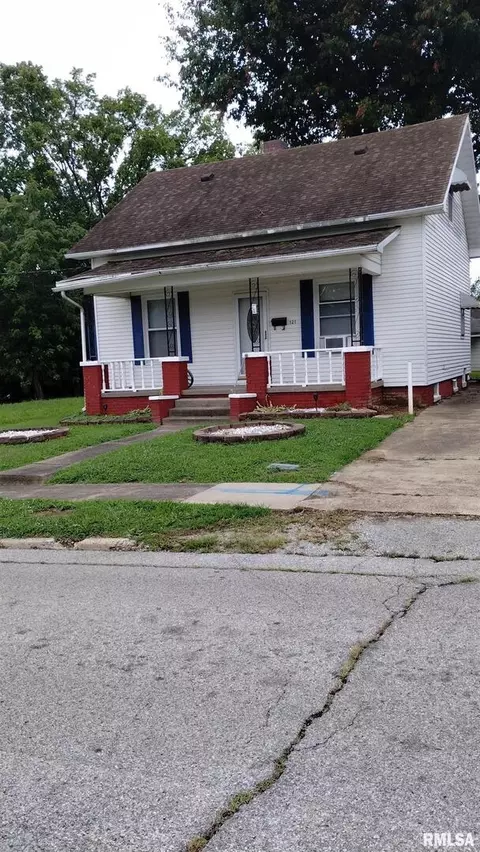 121 W Park St, Harrisburg, IL 62946