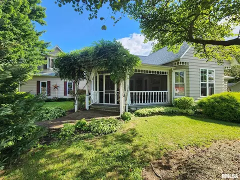 32 E Main St, Ewing, IL 62836
