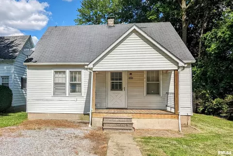 505 S Main St, Wayne City, IL 62895
