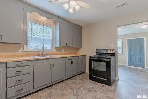 1723 E Main St, Salem, IL 62881 photo 7