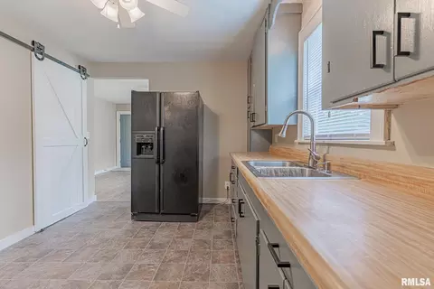 1723 E Main St, Salem, IL 62881 photo 9