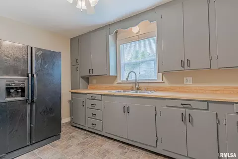 1723 E Main St, Salem, IL 62881 photo 8