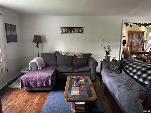 207 Charles St, Benton, IL 62812 photo 4