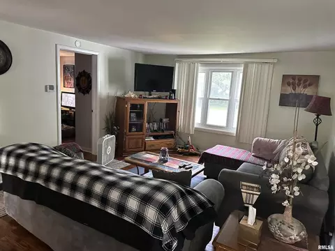 207 Charles St, Benton, IL 62812 photo 3