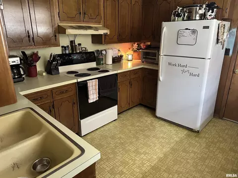 207 Charles St, Benton, IL 62812 photo 15