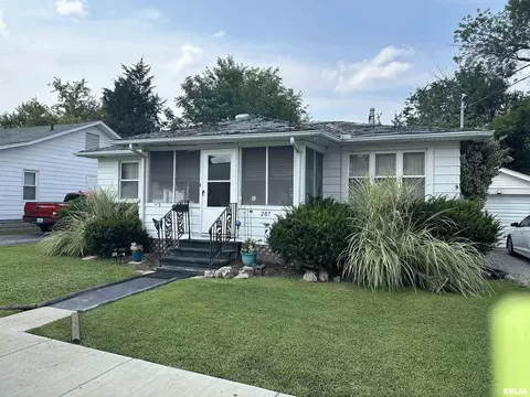 207 Charles St, Benton, IL 62812