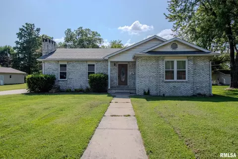 605 S Locust St, West Frankfort, IL 62896