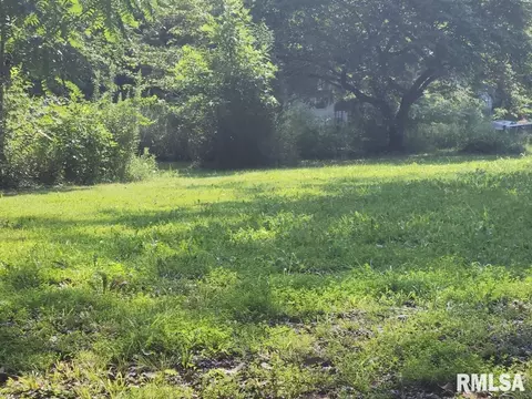 327 S Hickory St, Centralia, IL 62801