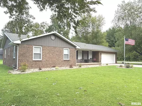 437 N Lakeview Dr, Salem, IL 62881
