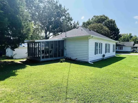 1010 Murray St, Eldorado, IL 62930 photo 9