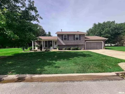 520 Cottonwood Dr, Salem, IL 62881