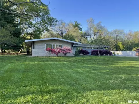 18 Deer Path Dr, Salem, IL 62881