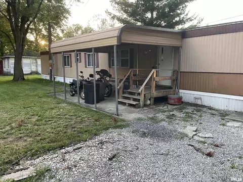 1403 S College St, Salem, IL 62881