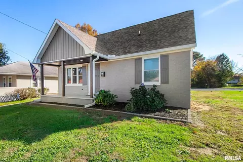 1208 E Main St, Benton, IL 62812