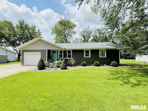 349 Woodland Dr, Salem, IL 62881