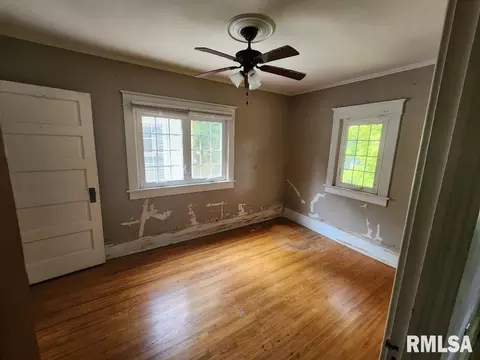 201 E Laurel St, Olney, IL 62450 photo 5