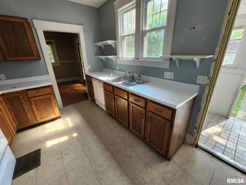 201 E Laurel St, Olney, IL 62450 photo 4