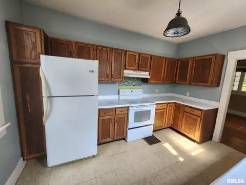 201 E Laurel St, Olney, IL 62450 photo 3