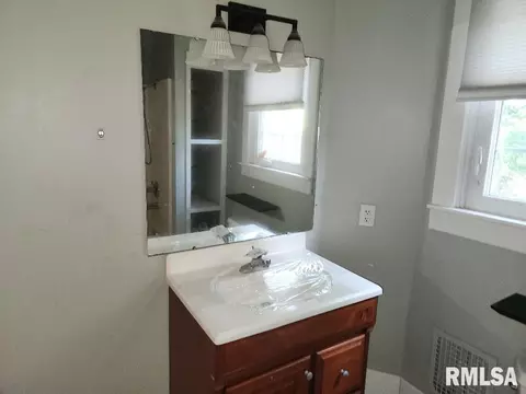 201 E Laurel St, Olney, IL 62450 photo 9
