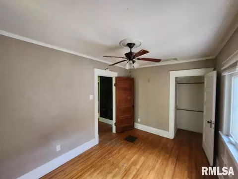 201 E Laurel St, Olney, IL 62450 photo 10