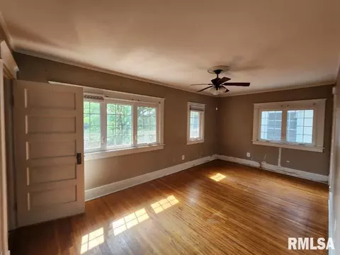 201 E Laurel St, Olney, IL 62450 photo 2
