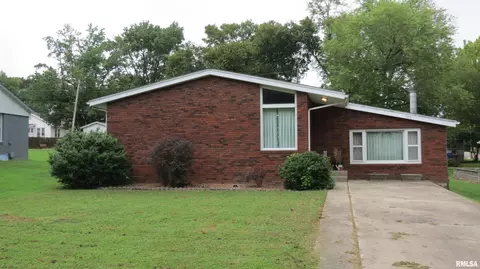 520 Cedar Ave, Du Quoin, IL 62832