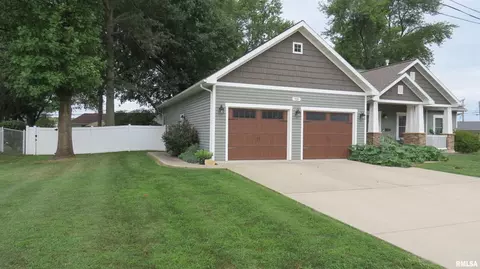 929 S Lake Dr, Du Quoin, IL 62832