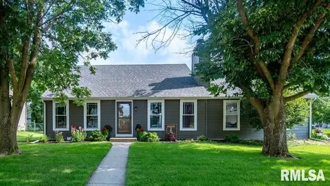 1016 W Donahue Ct, Eldridge, IA 52748
