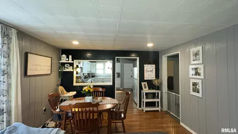 605 Election St, Benton, IL 62812 photo 9