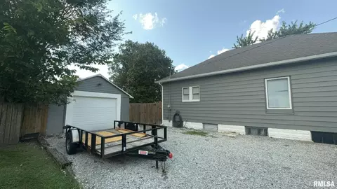605 Election St, Benton, IL 62812 photo 4