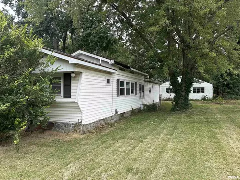 905 W Webster St, Benton, IL 62812