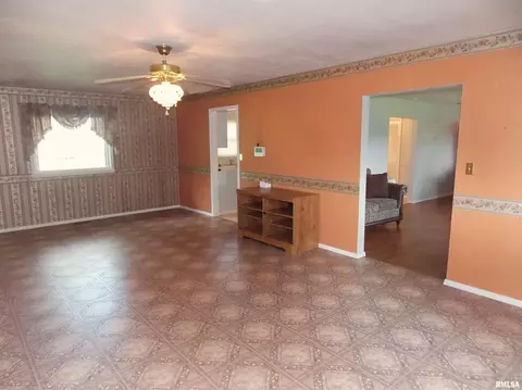 517 S Walnut St, Sandoval, IL 62882 photo 7