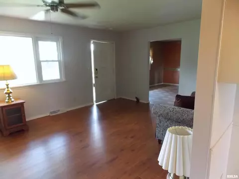 517 S Walnut St, Sandoval, IL 62882 photo 6