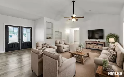 825 Forever Ln, Carbondale, IL 62901