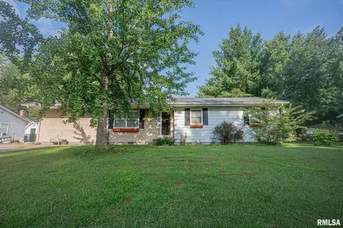136 Donoho Dr, Salem, IL 62881