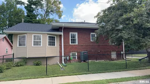 105 Mitchell St, Benton, IL 62812 photo 2