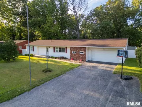1115 E Poplar St, Herrin, IL 62948